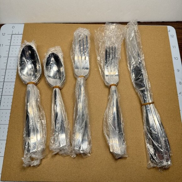 Oneida Pluma Stainless Flatware 20 Piece Set Serves 4 B155020K - Picture 3 of 6
